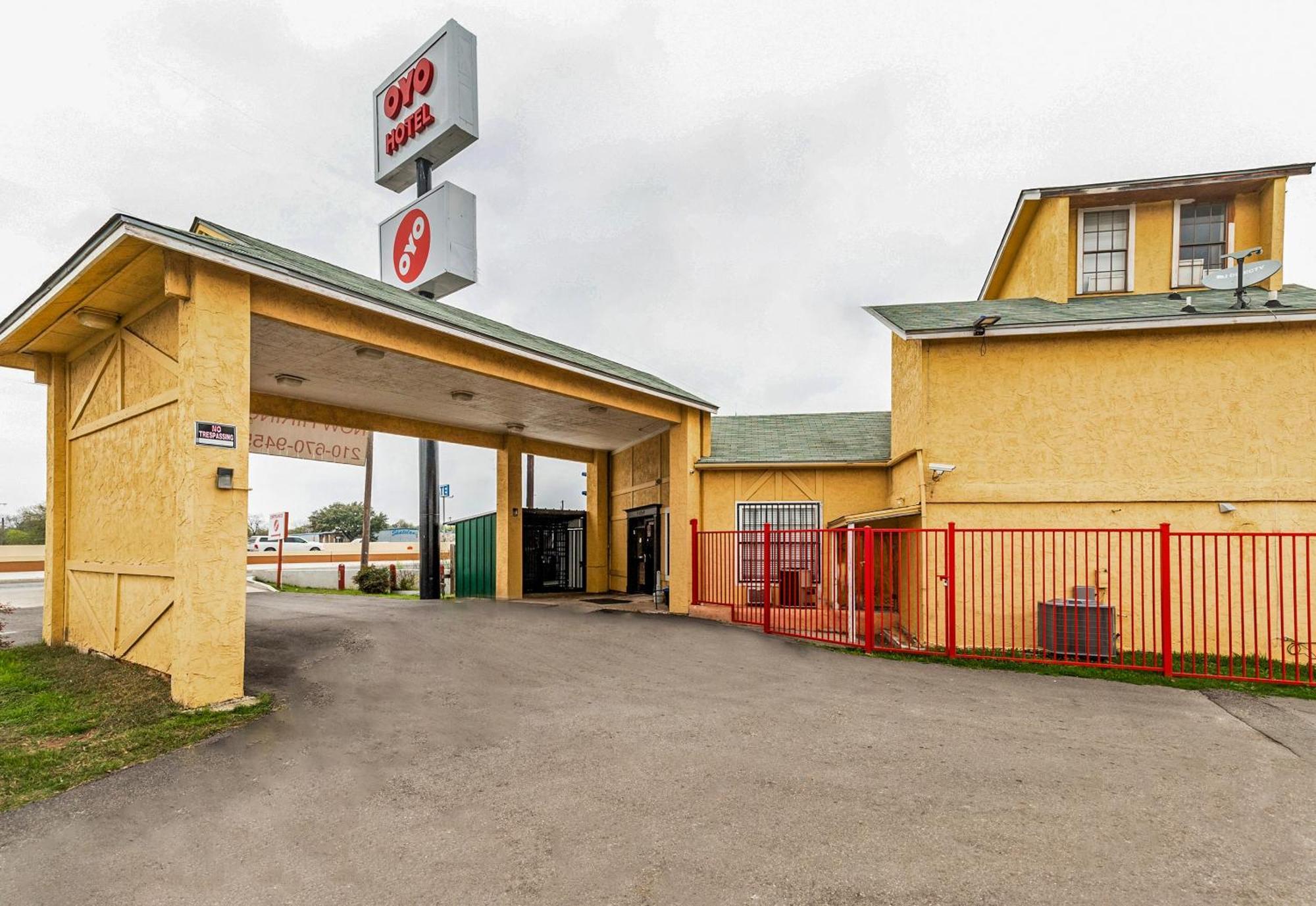 Oyo Hotel San Antonio Lackland Near Seaworld מראה חיצוני תמונה