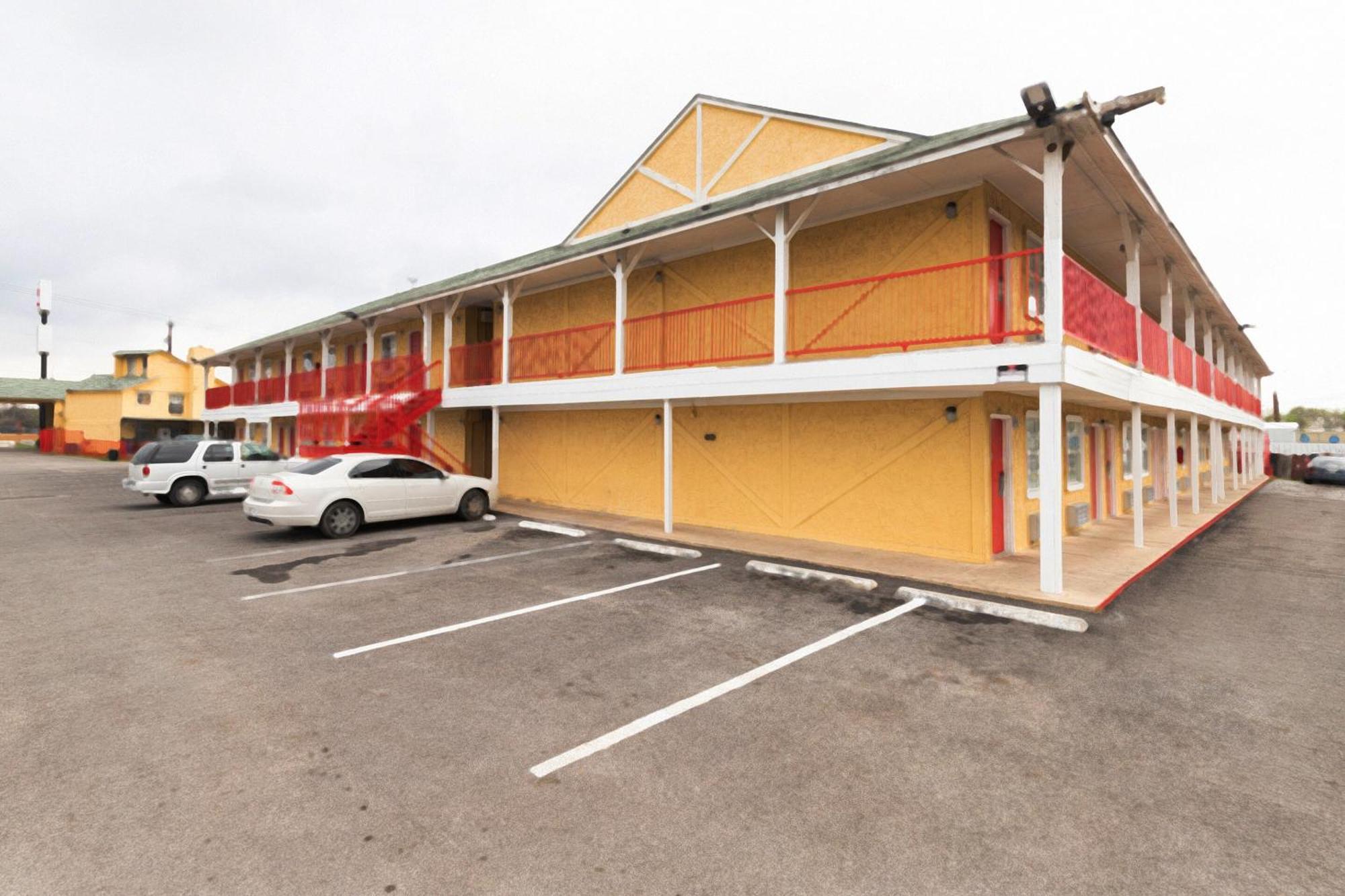 Oyo Hotel San Antonio Lackland Near Seaworld מראה חיצוני תמונה