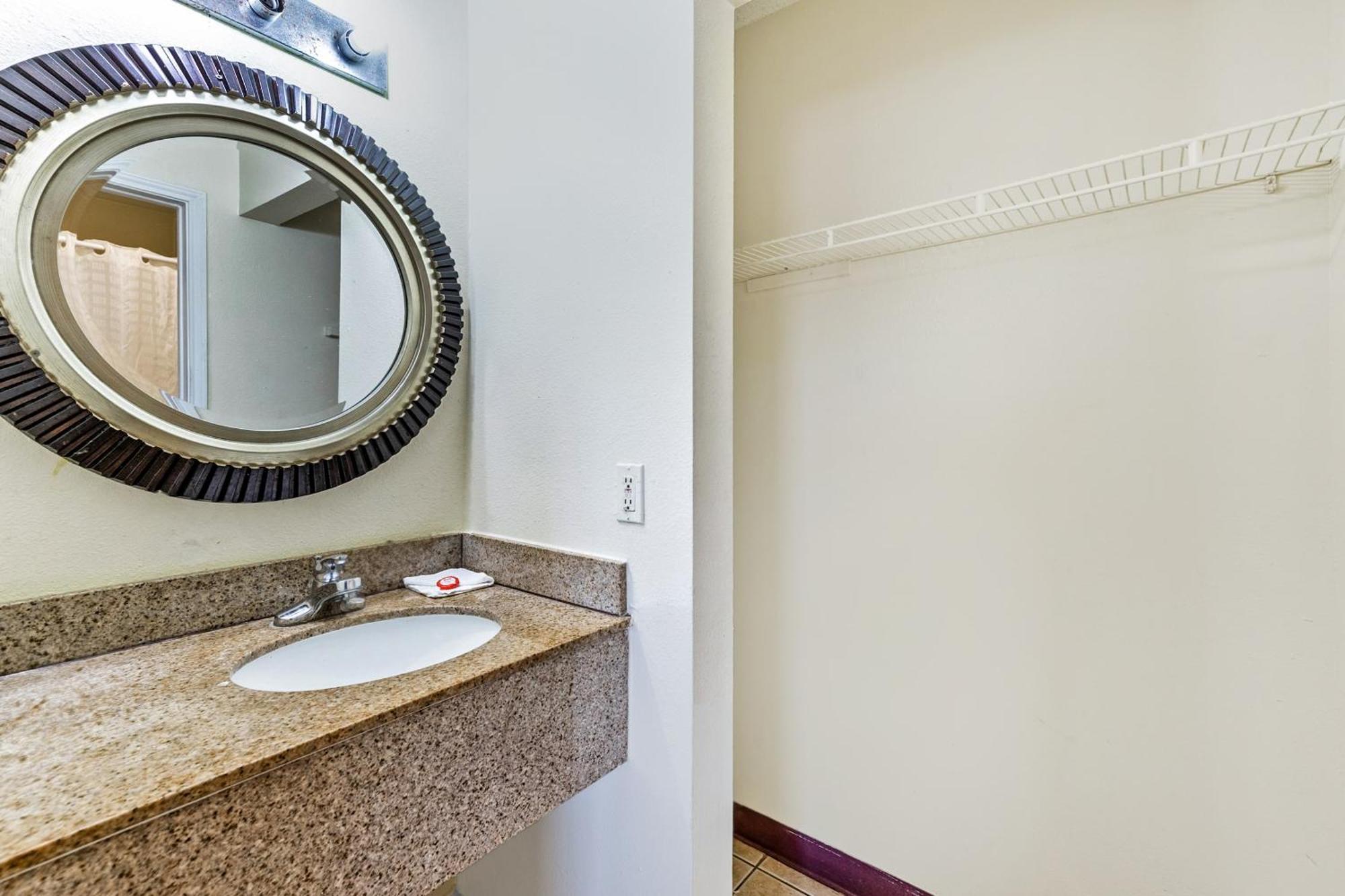 Oyo Hotel San Antonio Lackland Near Seaworld מראה חיצוני תמונה