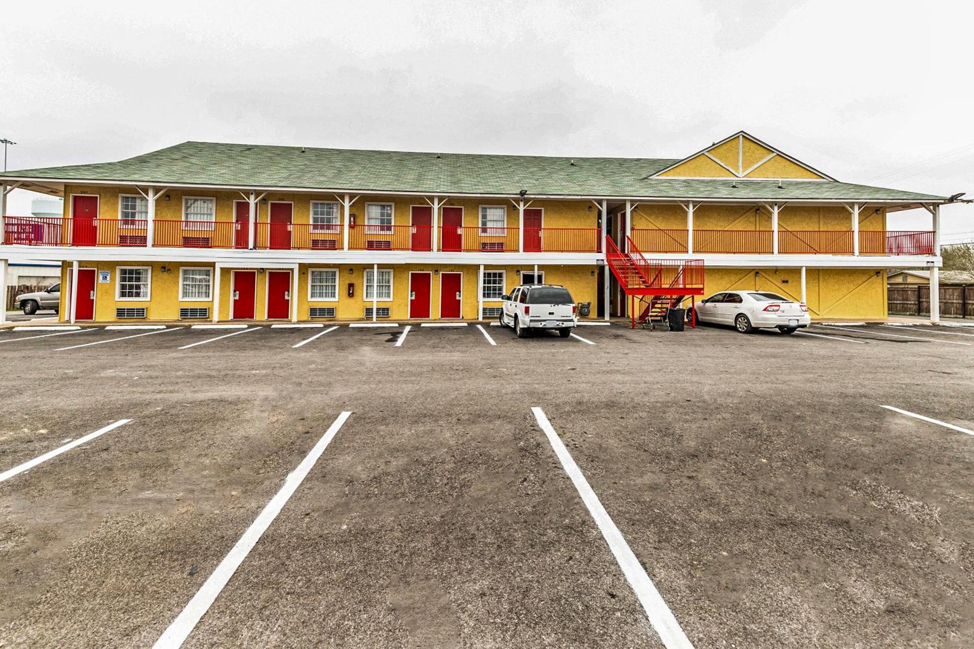 Oyo Hotel San Antonio Lackland Near Seaworld מראה חיצוני תמונה